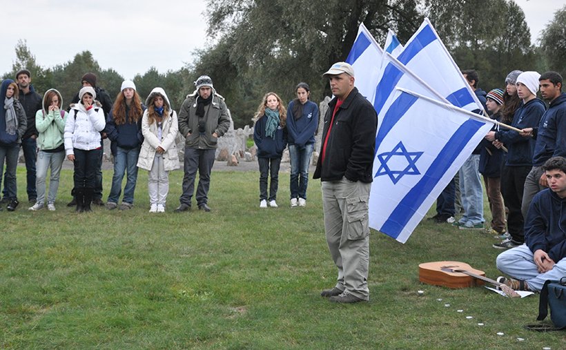 tmuna-Me in Treblinka leading 11th graders from an Israeli high school.