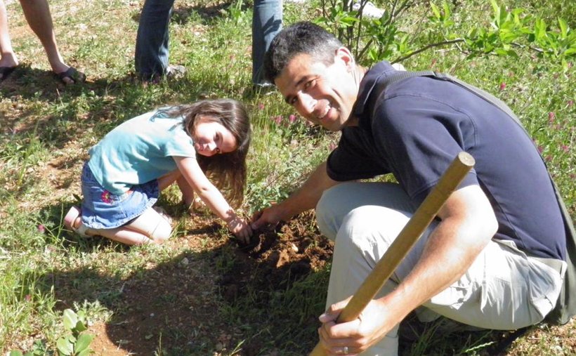 Tmuna-UR planting tree with a girl