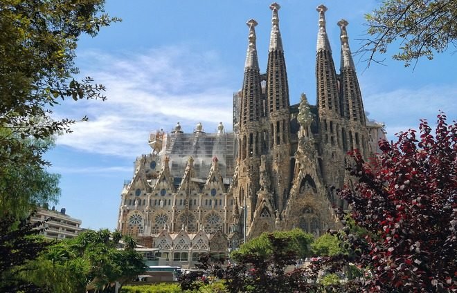 Discover Gaudi’s unfinished masterpiece, La Sagrada Familia, a stunning uncompleted church in Barcelona.
