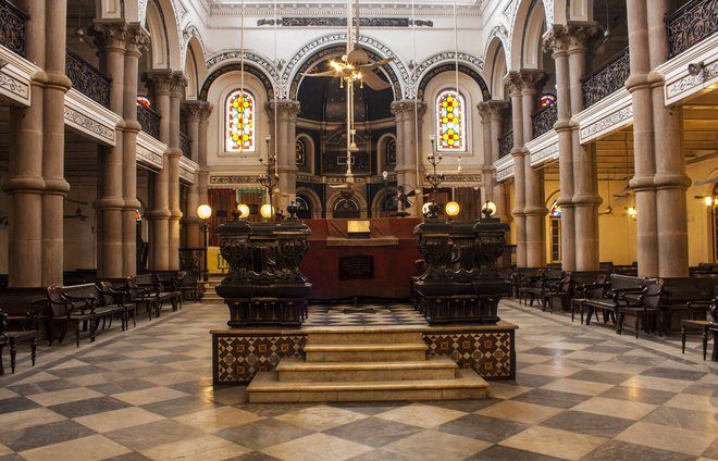 Interiors_in_wider_view_of_Magen_David_Synagogue_Kolkata