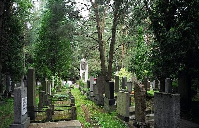 Spend the morning at the Jewish Cemetery of Vilna.