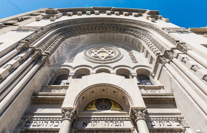 Guided visit to the Jewish Museum at Libertad Synagogue, the Grand Synagogue of Buenos Aires. Talk with Edy Huberman, the Executive Director of the Judaica Foundation, a network of Jewish Institutions in Argentina.