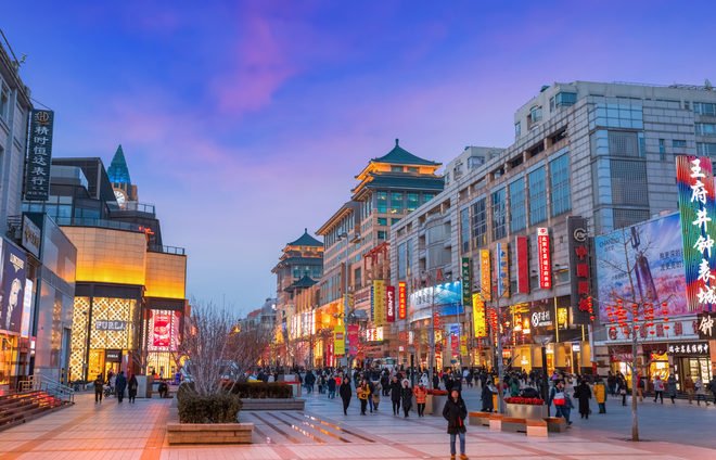 Discover the Wangfujing (Prince’s Mansion Well) night market, located on one of Beijing’s most famous shopping streets.