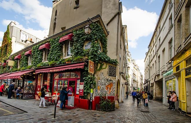 Saunter through the spellbinding Rue des Rosiers, in the heart of the Jewish Quarter.